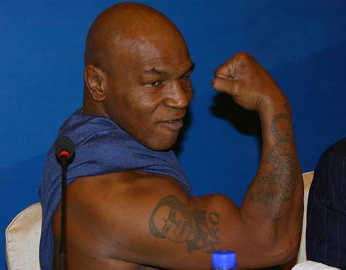 反差巨大,泰森10年水桶到猛男!胸肌比脸大,53岁1战吸金1.4亿