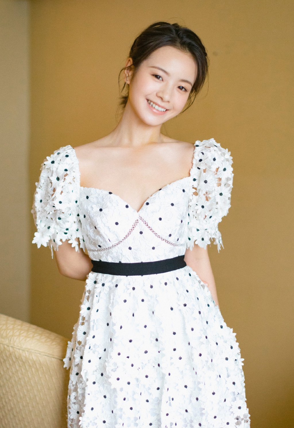 不愧是徐静蕾看中的人,李庚希工装外套配破洞裤