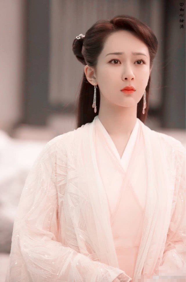 《青簪行》公布新海报,杨紫白衣秀美若仙,有种天下第一美的感觉