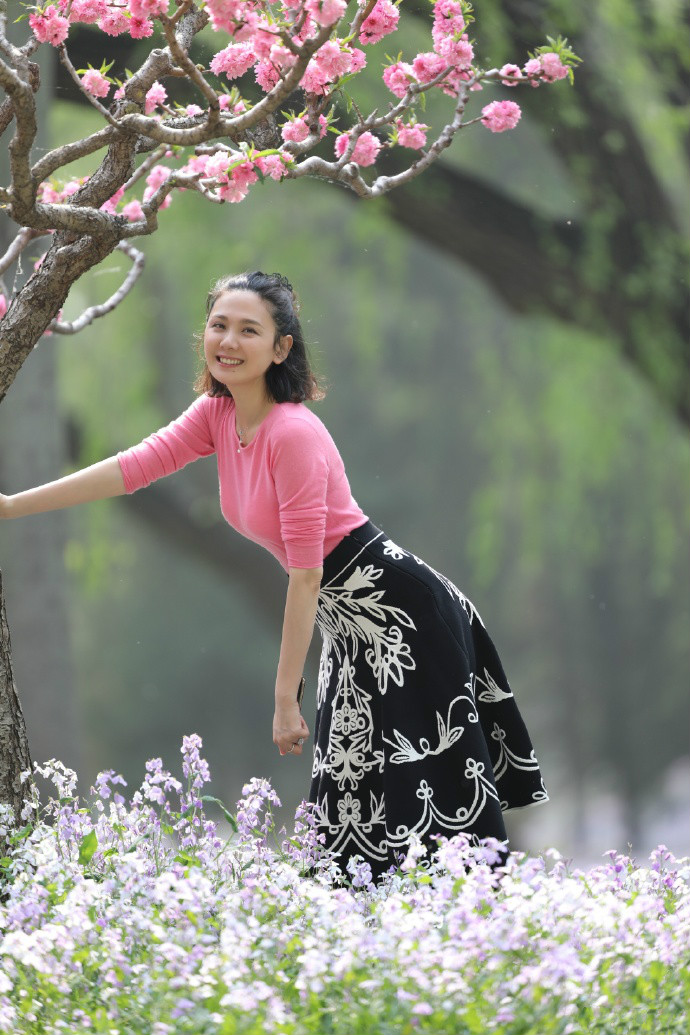 程莉莎终于放飞自我42岁穿短裤长腿抢眼一旁的郭晓冬也不管管