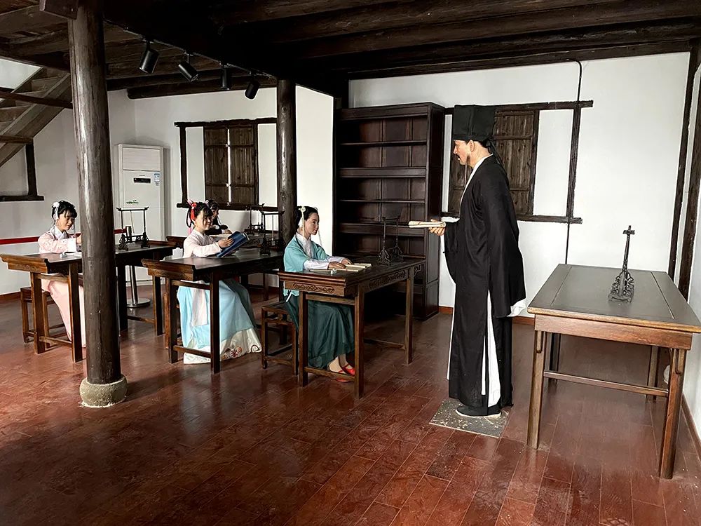 树女学堂利用十四都村现有的麻车学堂(占地1400㎡,局部为二层建筑)