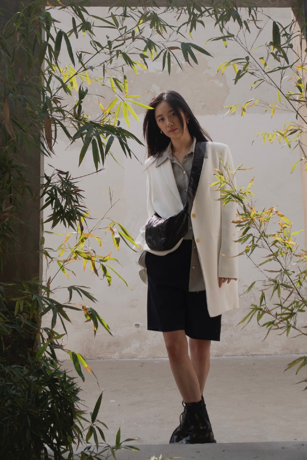 佩服朱颜曼滋穿黑色紧身裤配短靴秀竹竿腿大步流星超霸气