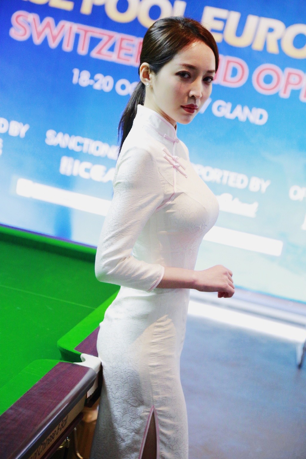 她因旗袍装走红被美誉为中国最美裁判身材饱满美过潘晓婷