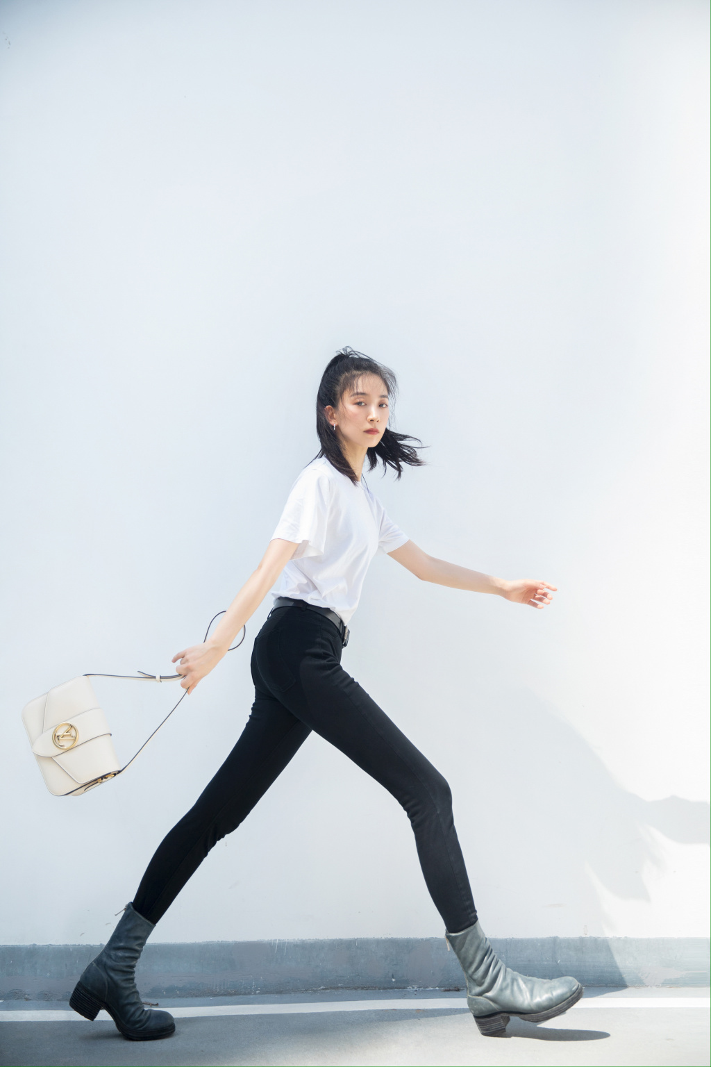 佩服朱颜曼滋穿黑色紧身裤配短靴秀竹竿腿大步流星超霸气