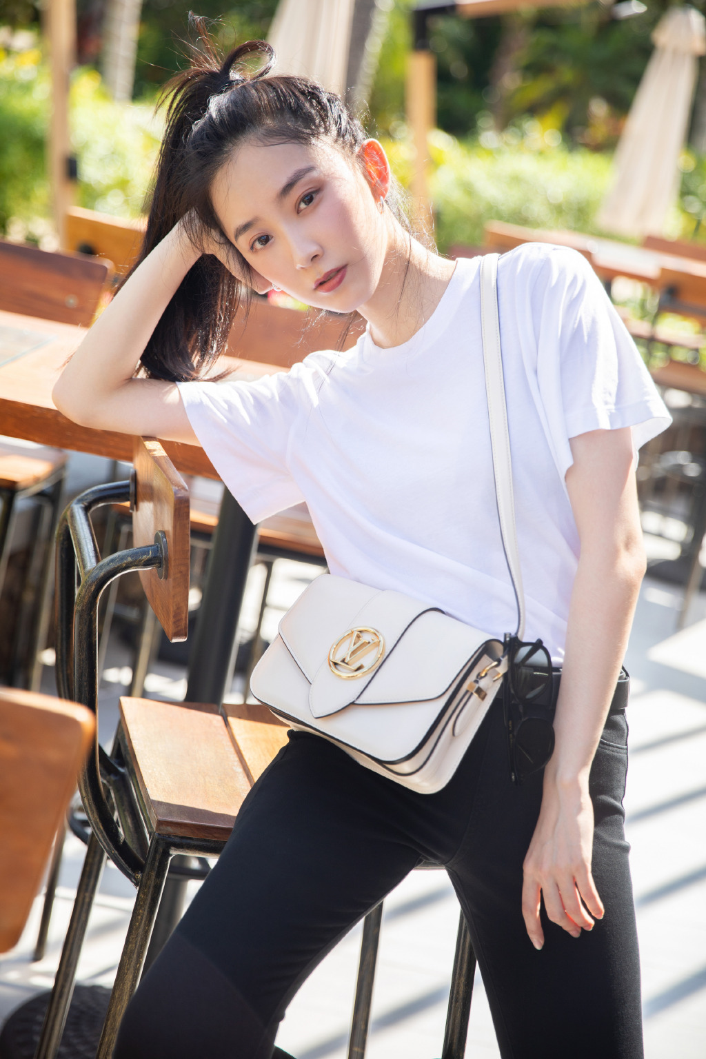 佩服朱颜曼滋穿黑色紧身裤配短靴秀竹竿腿大步流星超霸气