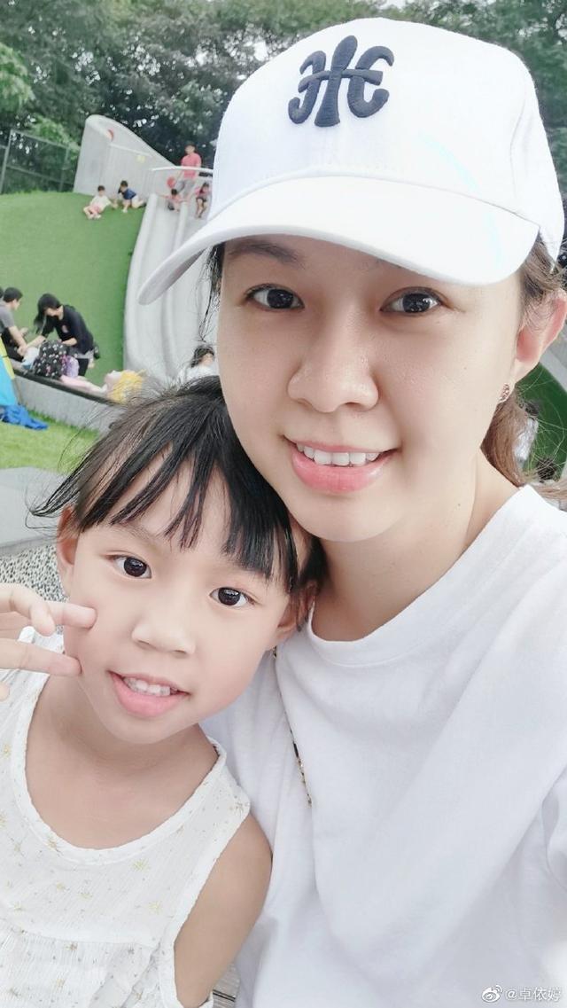 童年女神卓依婷晒女儿近照母女合影似姐妹39岁皮肤光滑仍少女
