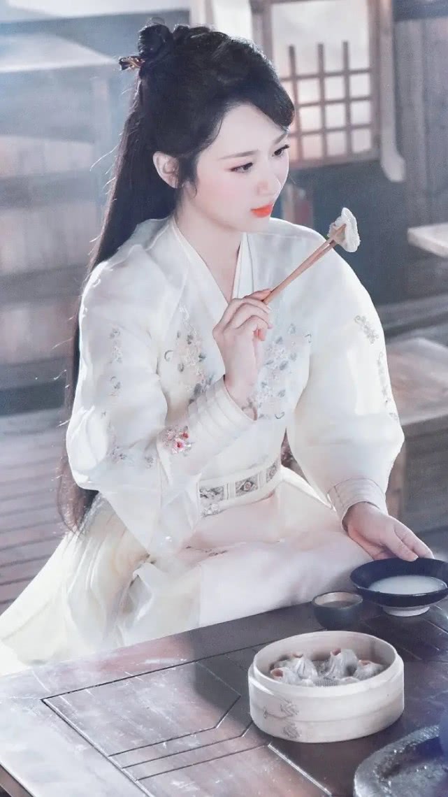 《青簪行》公布新海报,杨紫白衣秀美若仙,有种天下第一美的感觉|青簪