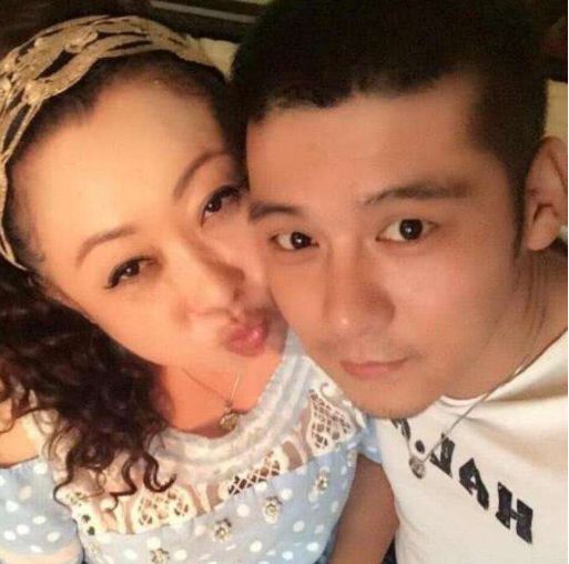 她是57岁的胖娘们儿,却被20岁小伙子追求,你说因为爱情,我信了