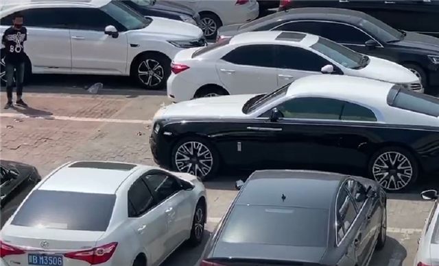 "京n"牌劳斯莱斯现农村,车价7位数,全车双拼色,引路人围观