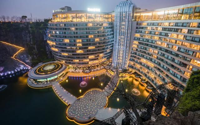 8d重庆又添新地标!国内首座"横向摩天大厦"耗资240亿