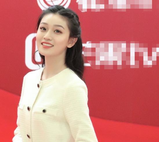 当她拉直长发后,网友开始心动了|郑水晶|黄景瑜|长发_新浪新闻