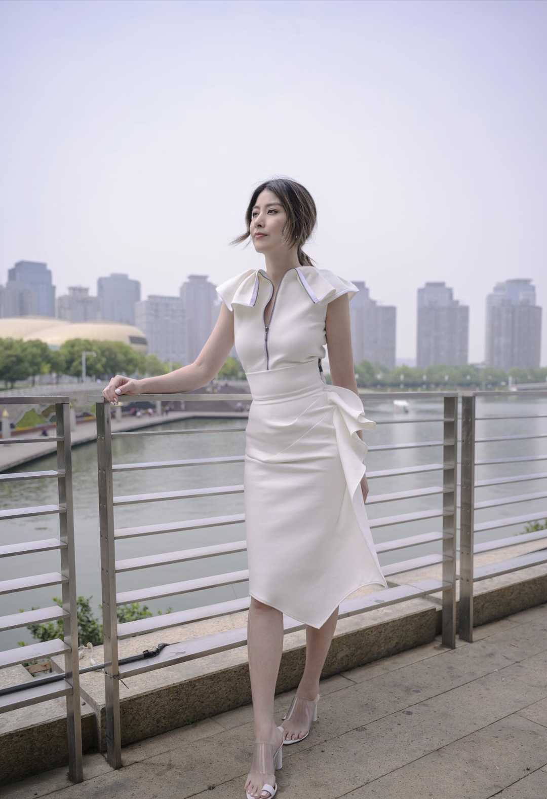 46岁陈慧琳女神范十足一袭深v连衣裙性感精致高级干练又洋气