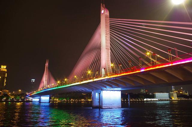 斥资130亿建成的越南金桥长150米由两只佛手托起成网红景点