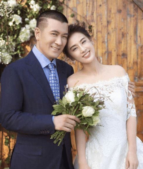 有种炫富叫黄圣依老公的简介,只有短短26个字,一般人不敢这么写