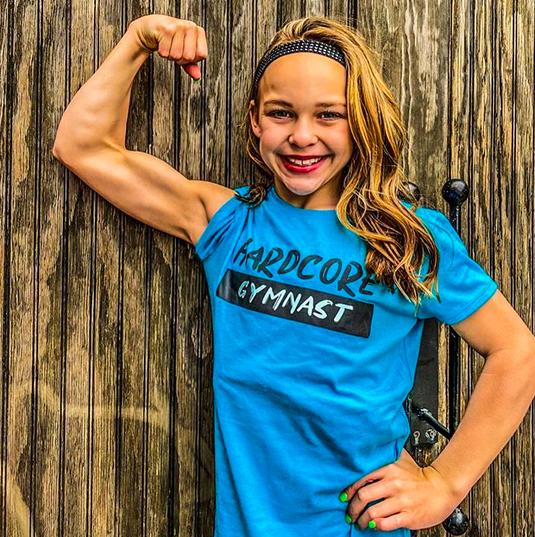 美国10岁女孩因拥有六块腹肌成网红,每周力量训练30小时