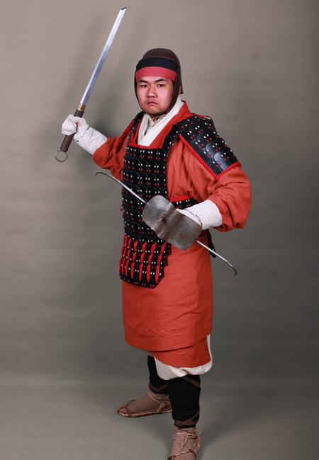 现代网友复原的汉代武士接下来咱说的这个盔型,就是汉朝人摸的石头