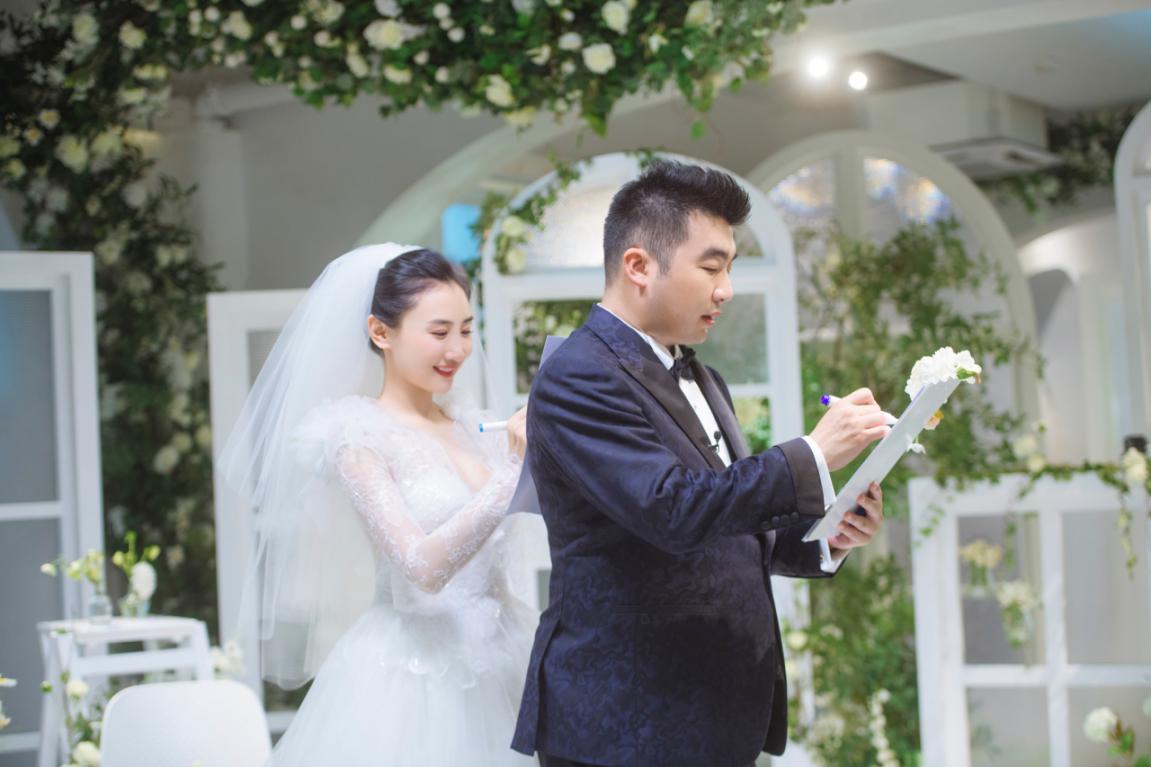 婚前21天何雯娜梁超云婚礼甜蜜收官