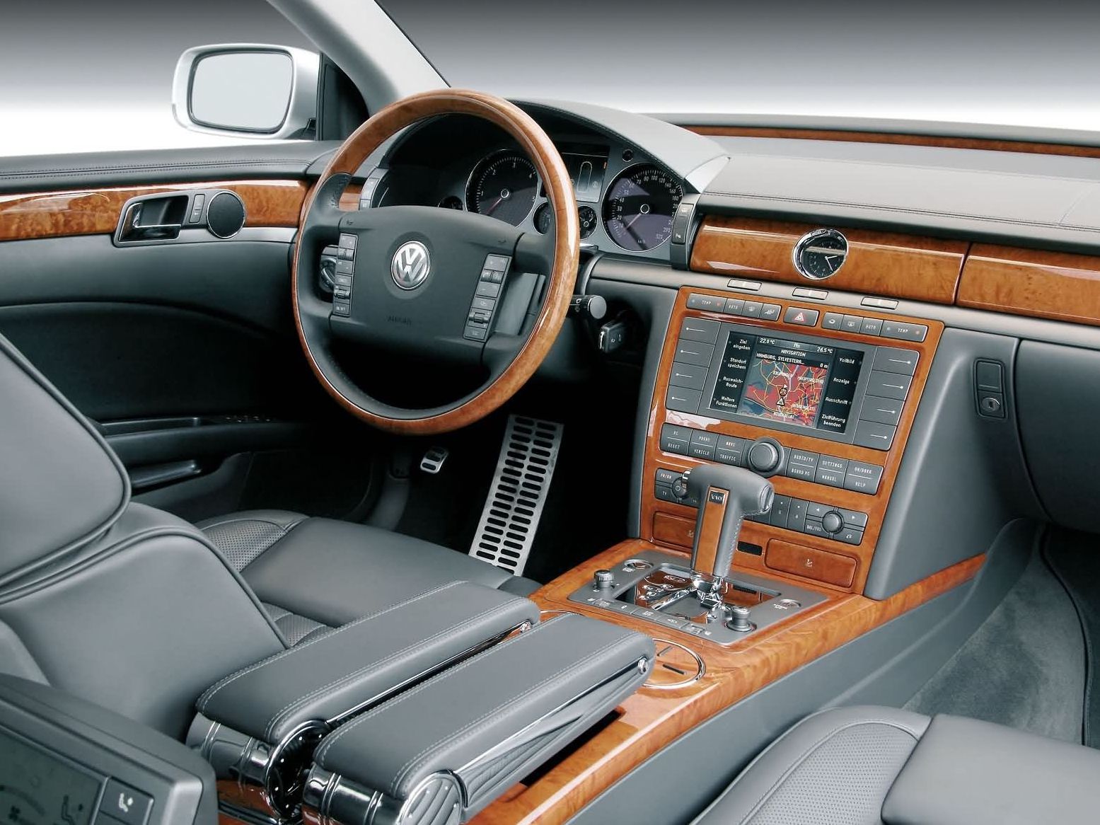 其中大众带字母,指的就是大众辉腾,尾部在大众logo下面有字母phaeton