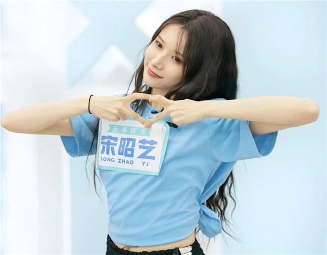 她在上学的时候学习也是非常的好,毕业于"西南交大"的她也是被保送的