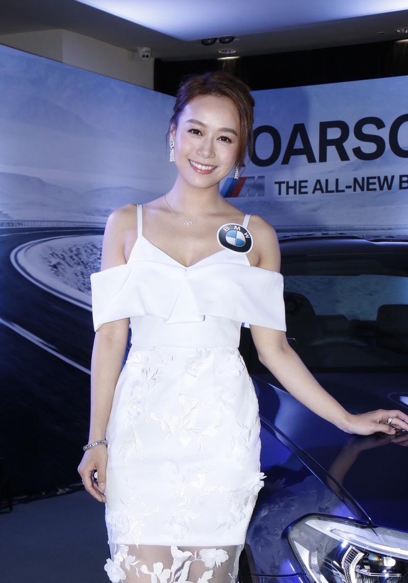 黄心颖高调复工身穿白色连衣裙性感别致笑容甜美心情大好