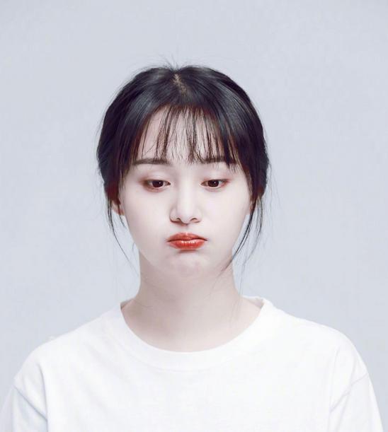 郑爽深夜晒落泪视频精致妆容被眼泪破坏称自己又涨教训疑被骗