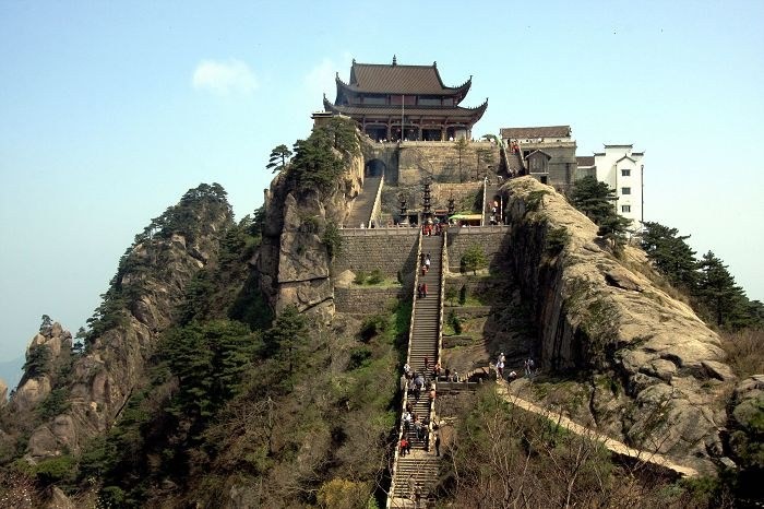 为什么寺庙和道观都建在山上