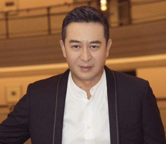 他也结婚了,前妻是一位长得漂亮,名气比他大,又很有背景的演员,张嘉译