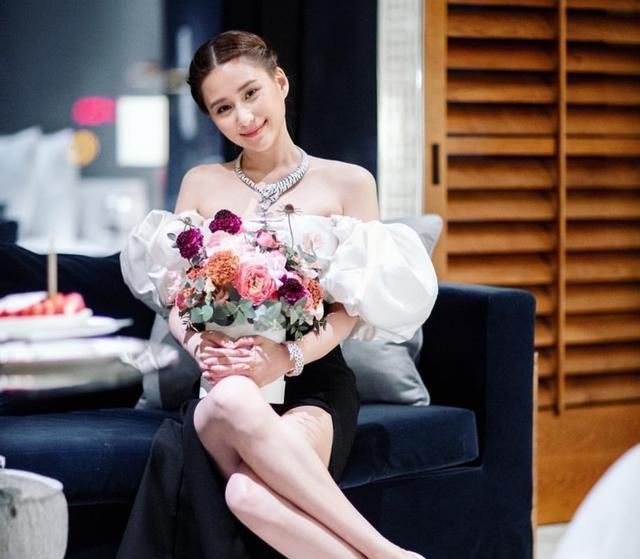 赌王最美千金何超莲,穿泡泡袖短裙可爱又高级