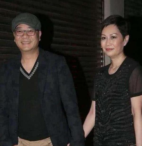 34岁的欧阳震华与第一任妻子和平离婚后,恢复单身的欧阳震华认识了