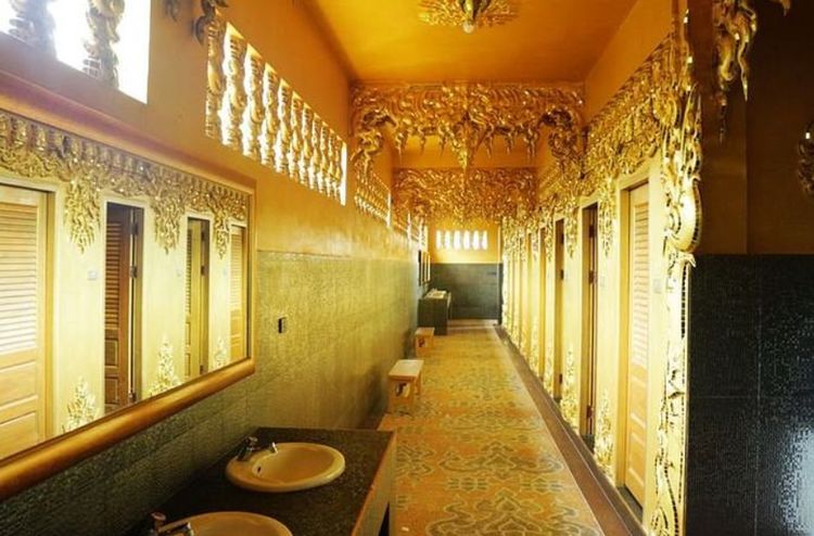 清莱白庙中的黄金厕所通体金黄奢华无比游客表示不敢上