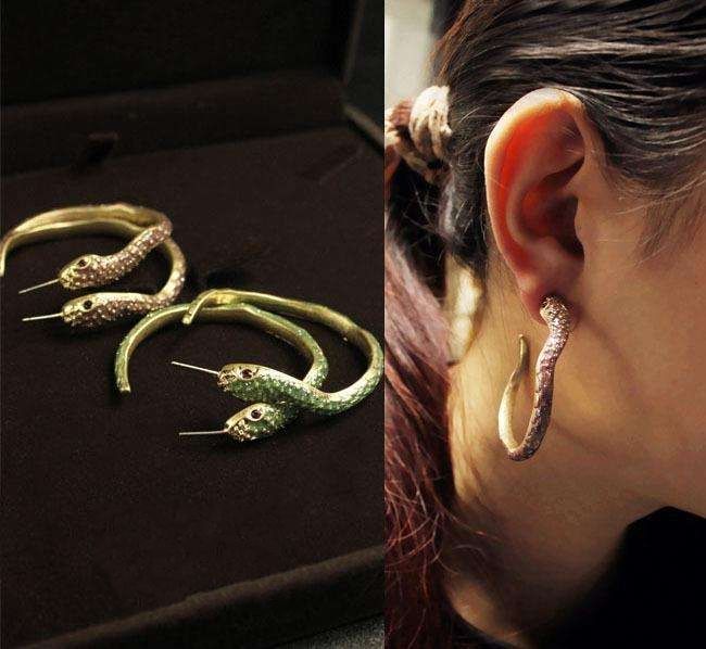 年轻女子抓了活蛇做耳环,知道真相后,很多网友不淡定