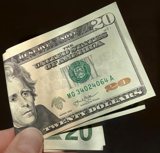 举报黑人用假钞的商店老板发长文谴责警察:以后再不为这事报警