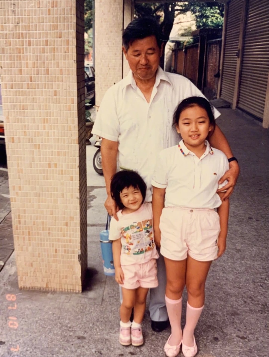 陈妍希六一晒童年照短发眯眯眼笑容乖巧下巴和现在大不一样