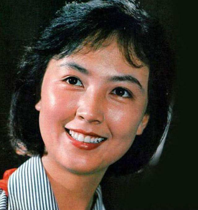 22岁嫁给忠实粉丝,如今63岁依然气质出众|赵静|美女|丹宁_新浪新闻