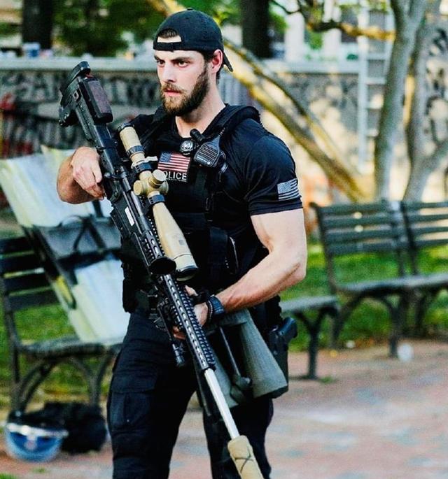 正文              该狙击枪之所以被称为"大狙",不仅是因为枪体庞大