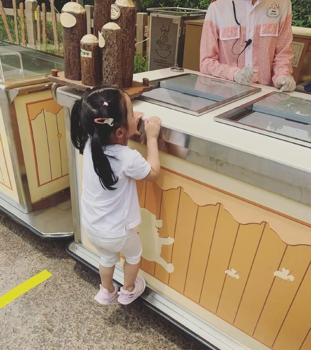 张子萱带女儿逛迪士尼,母女打扮甜美