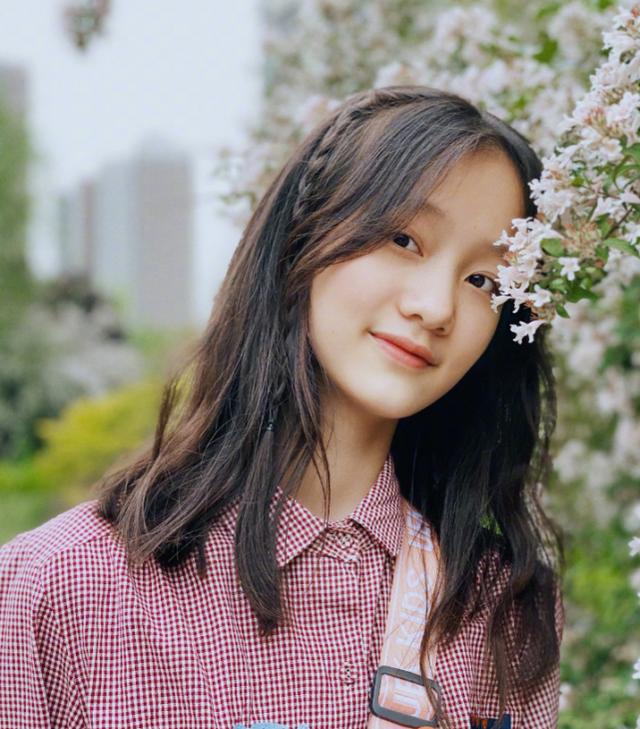 赵薇的"女儿"长大了!才13岁就懂老爹鞋配工装裤,00后最潮穿搭