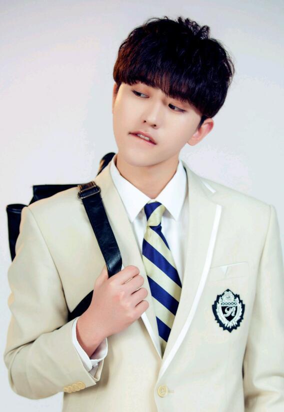 看到蔡徐坤穿校服,第一次发现校服也可以这么好看!