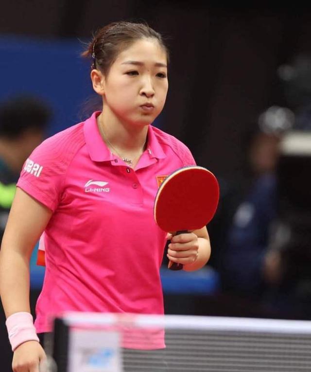 和身体柔韧性,被体校教练选中,刘诗雯正式开启了自己的乒乓球运动生涯