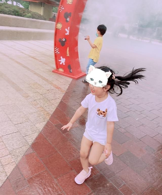 张子萱带女儿逛迪士尼,母女打扮甜美