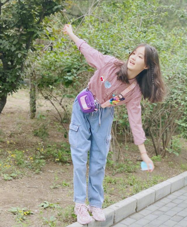 才13岁就懂老爹鞋配工装裤,00后最潮穿搭|00后|纪姿含|工装裤_新浪