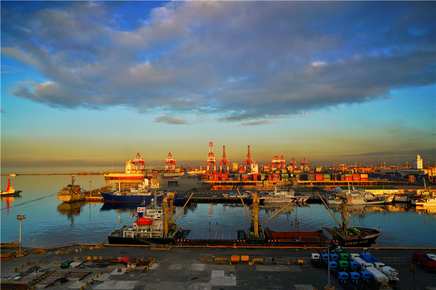 晨曦把整个天空染成了好看的绯红色, 马尼拉港是菲律宾最大的港口