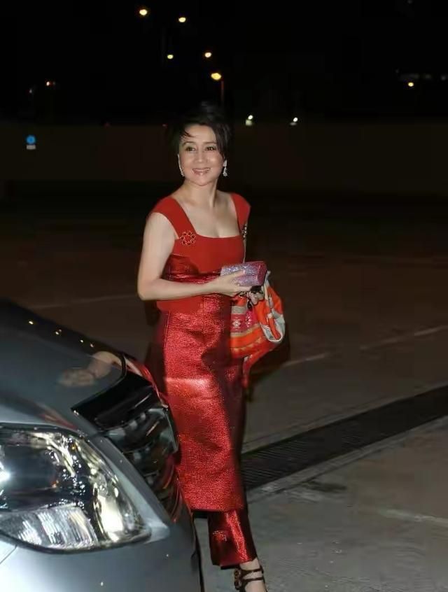 赌王独宠四房梁安琪,穿红色连衣裙配利落短发,看着不像60后