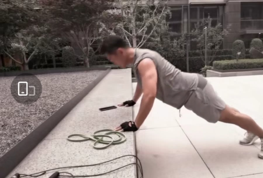 郑恺婚后大变样晒老婆视角健身视频眼神温柔耍帅搞怪变男神