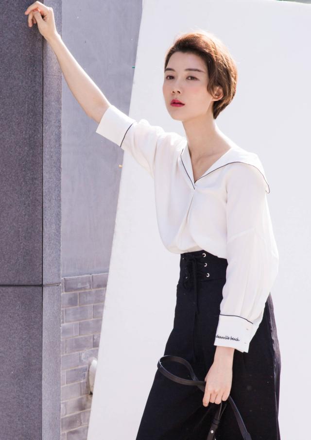 车晓剪短发气质太惊艳了,穿白衬衫配高腰裤,满满的高级范