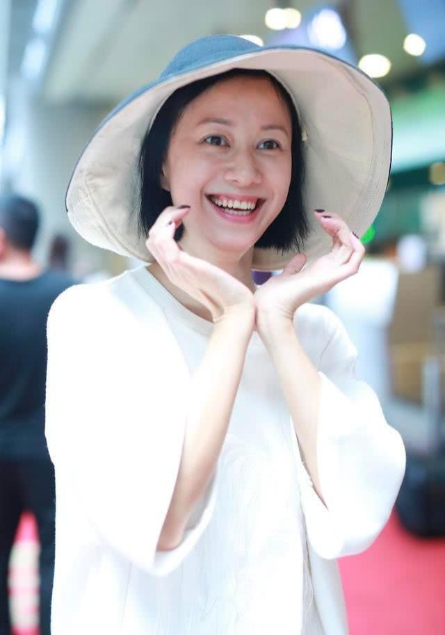 倪虹洁气质也太好了穿t恤裙秀大长腿看身材不像41岁