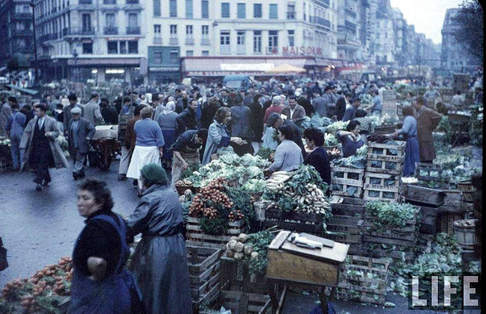 老照片 50年代法国巴黎的自由市场   热闹的地摊充满人间烟火味