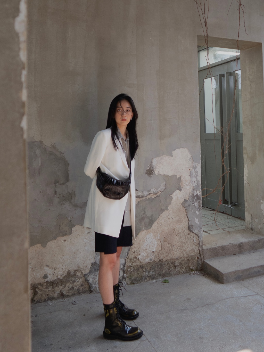 佩服朱颜曼滋穿黑色紧身裤配短靴秀竹竿腿大步流星超霸气