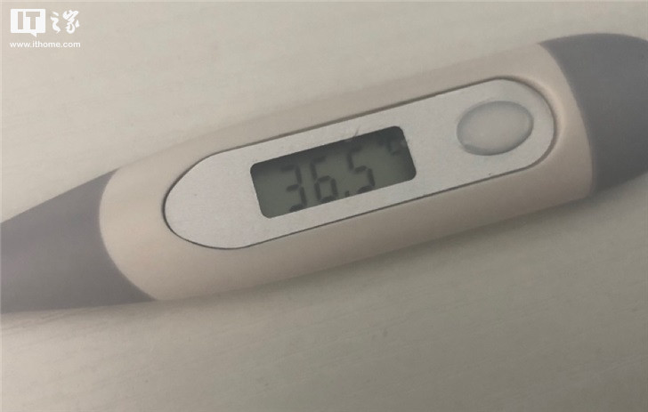 而小编同时用电子体温计测试自己耳道的温度,结果是36.5℃.两者相差0.