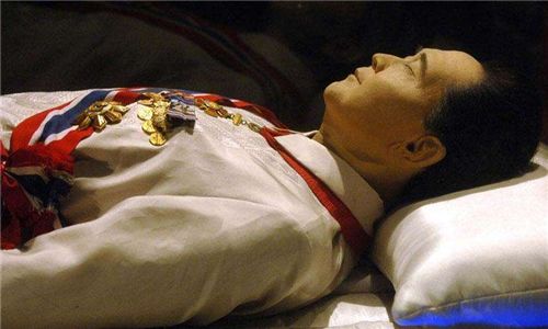 他贪污国家100亿,美国答应给他庇护,刚下飞机300箱黄金就被扣押